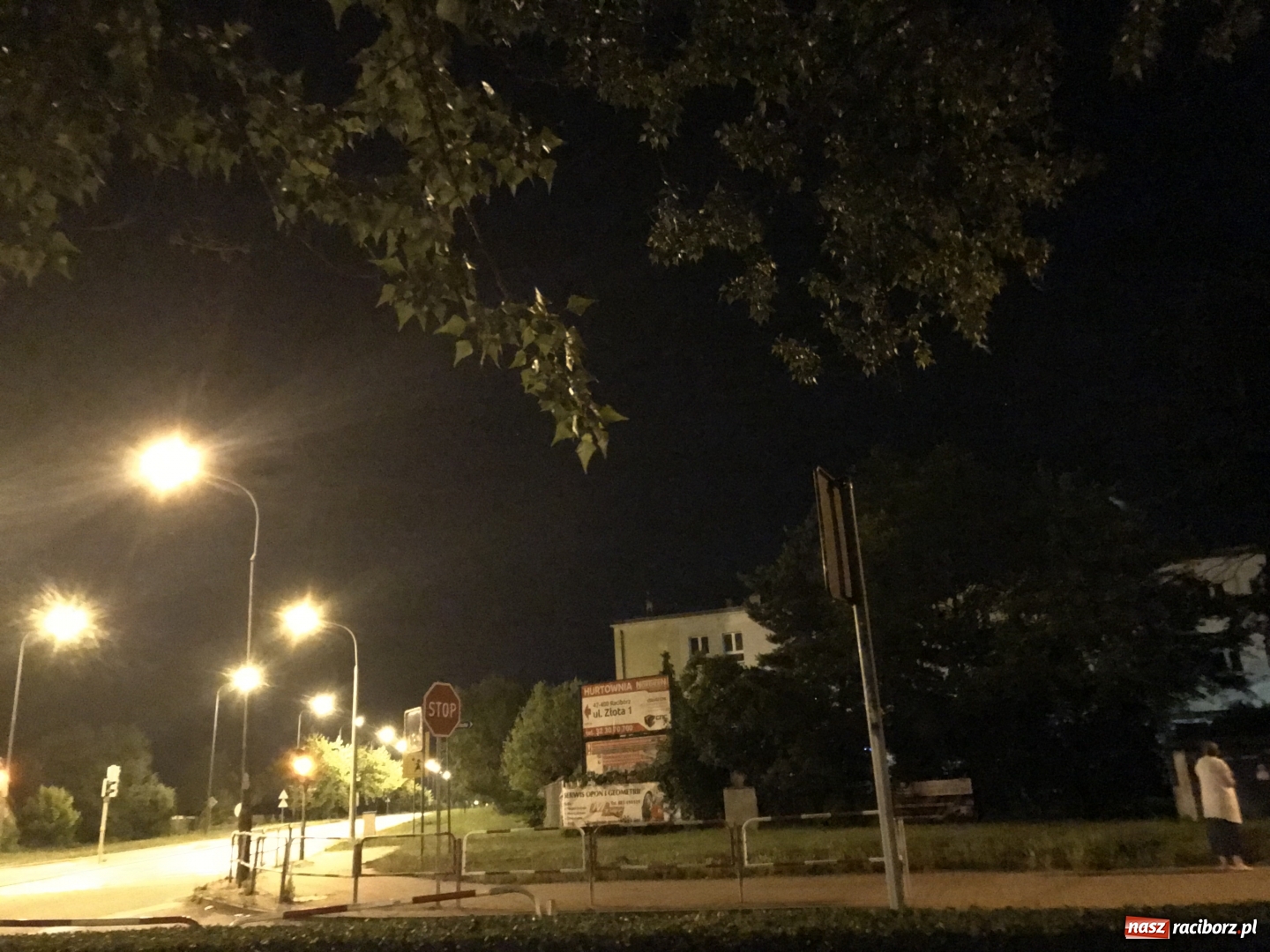 Zdjęcie w galerii na portalu naszraciborz.pl: Desperat na dachu szkoły. Nocna akcja na Płoni [FOTO] wiadomości z regionu