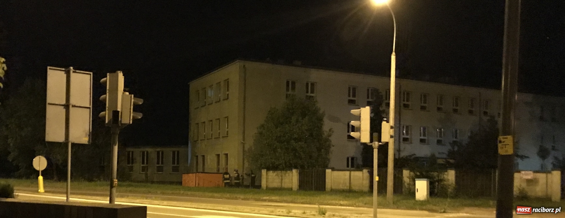 Zdjęcie w galerii na portalu naszraciborz.pl: Desperat na dachu szkoły. Nocna akcja na Płoni [FOTO] wiadomości z regionu