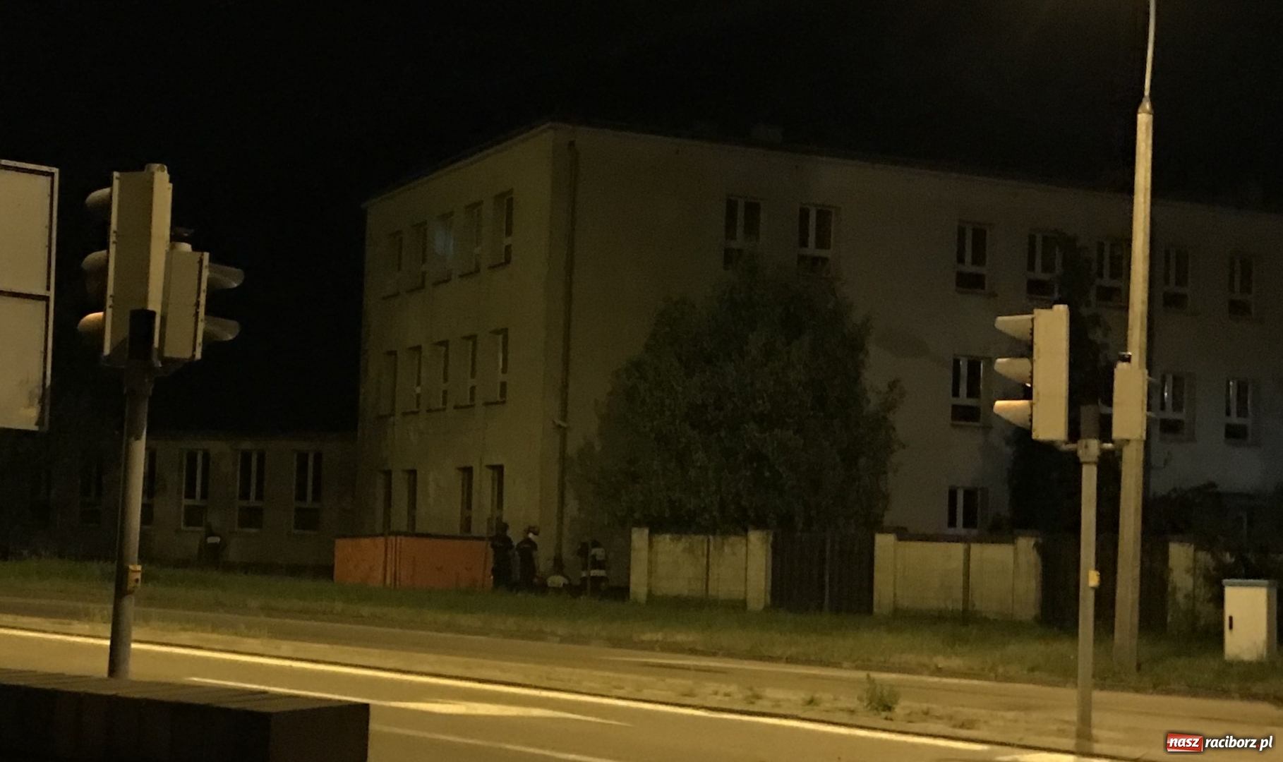 Zdjęcie w galerii na portalu naszraciborz.pl: Desperat na dachu szkoły. Nocna akcja na Płoni [FOTO] wiadomości z regionu