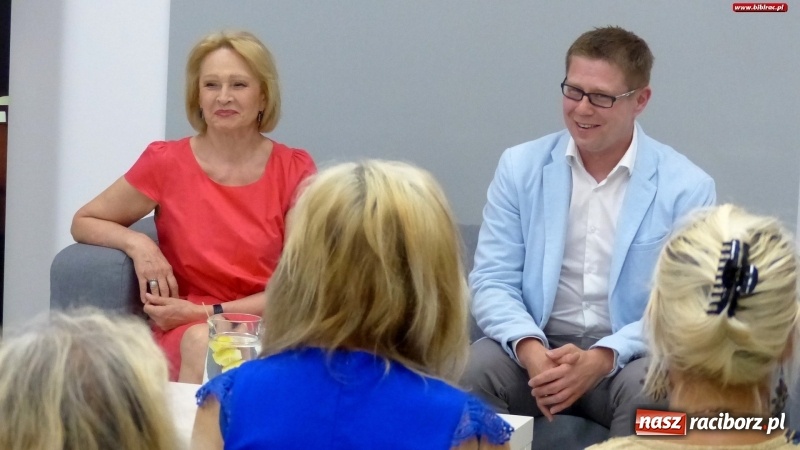 Zdjęcie w galerii na portalu naszraciborz.pl: Grażyna Barszczewska opowiedziała o swej karierze na spotkaniu w raciborskiej książnicy wiadomości z regionu