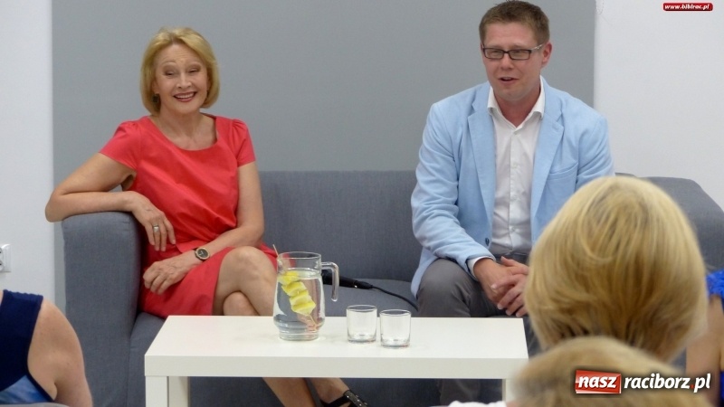 Zdjęcie w galerii na portalu naszraciborz.pl: Grażyna Barszczewska opowiedziała o swej karierze na spotkaniu w raciborskiej książnicy wiadomości z regionu