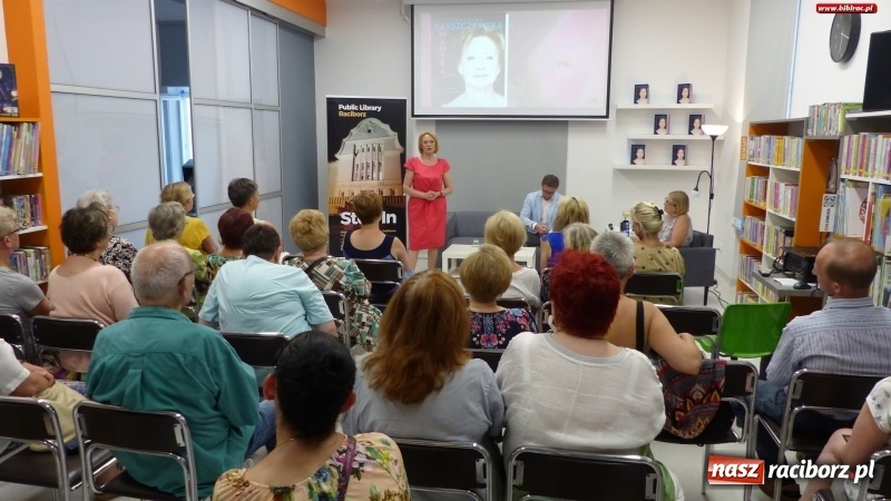 Zdjęcie w galerii na portalu naszraciborz.pl: Grażyna Barszczewska opowiedziała o swej karierze na spotkaniu w raciborskiej książnicy wiadomości z regionu
