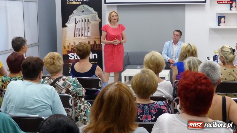 Zdjęcie w galerii na portalu naszraciborz.pl: Grażyna Barszczewska opowiedziała o swej karierze na spotkaniu w raciborskiej książnicy wiadomości z regionu