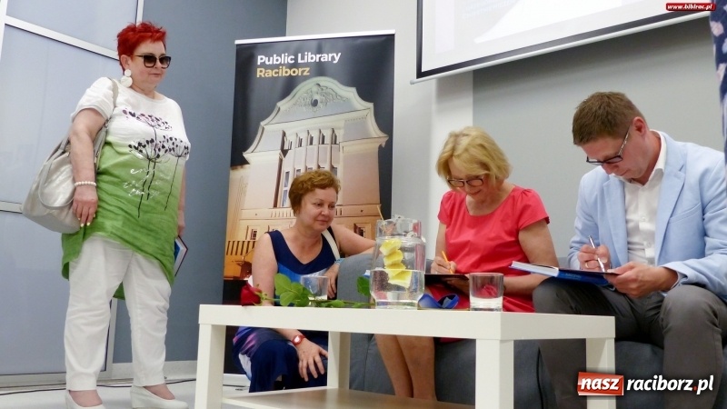 Zdjęcie w galerii na portalu naszraciborz.pl: Grażyna Barszczewska opowiedziała o swej karierze na spotkaniu w raciborskiej książnicy wiadomości z regionu