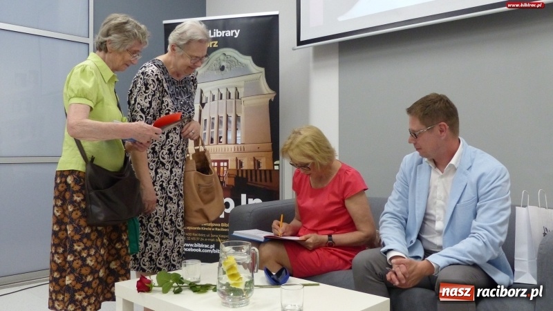 Zdjęcie w galerii na portalu naszraciborz.pl: Grażyna Barszczewska opowiedziała o swej karierze na spotkaniu w raciborskiej książnicy wiadomości z regionu