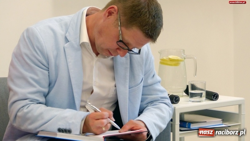 Zdjęcie w galerii na portalu naszraciborz.pl: Grażyna Barszczewska opowiedziała o swej karierze na spotkaniu w raciborskiej książnicy wiadomości z regionu