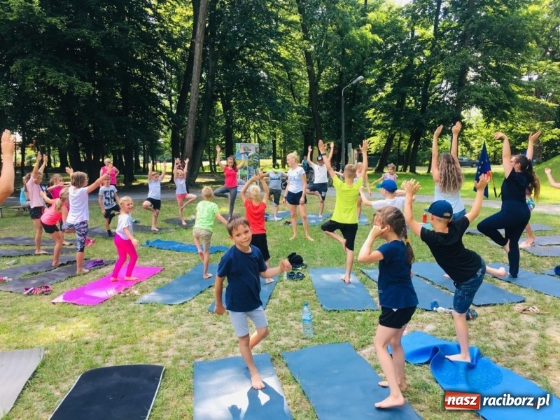 Zdjęcie w galerii na portalu naszraciborz.pl: Aktywni wśród przyrody. Zajęcia z jogi w tworkowskim parku zamkowym wiadomości z regionu