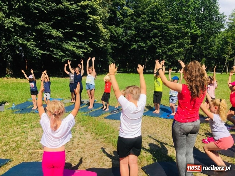 Zdjęcie w galerii na portalu naszraciborz.pl: Aktywni wśród przyrody. Zajęcia z jogi w tworkowskim parku zamkowym wiadomości z regionu