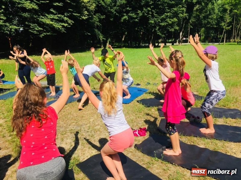 Zdjęcie w galerii na portalu naszraciborz.pl: Aktywni wśród przyrody. Zajęcia z jogi w tworkowskim parku zamkowym wiadomości z regionu