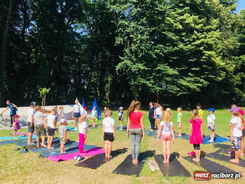 Zdjęcie w galerii na portalu naszraciborz.pl: Aktywni wśród przyrody. Zajęcia z jogi w tworkowskim parku zamkowym wiadomości z regionu