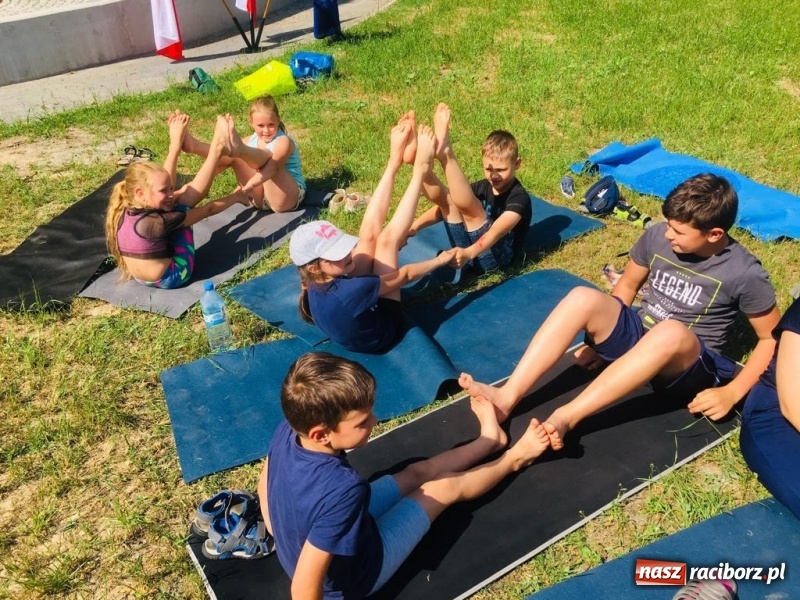 Zdjęcie w galerii na portalu naszraciborz.pl: Aktywni wśród przyrody. Zajęcia z jogi w tworkowskim parku zamkowym wiadomości z regionu