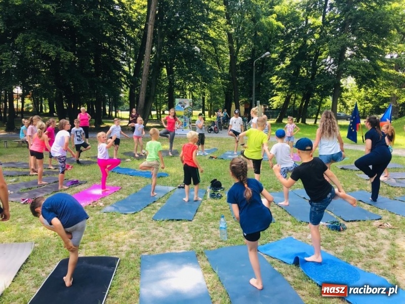 Zdjęcie w galerii na portalu naszraciborz.pl: Aktywni wśród przyrody. Zajęcia z jogi w tworkowskim parku zamkowym wiadomości z regionu