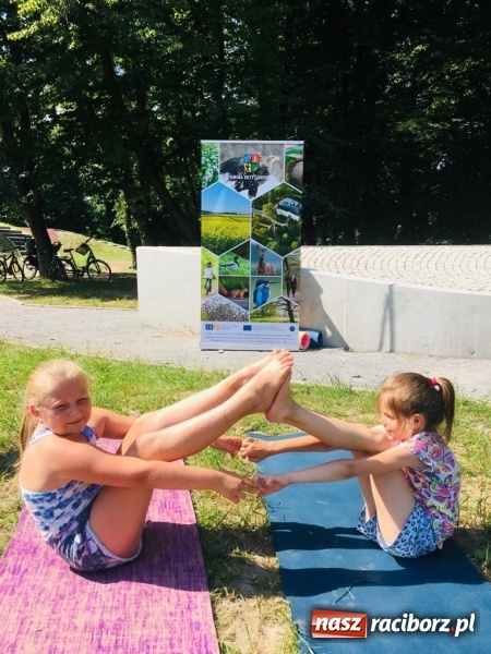 Zdjęcie w galerii na portalu naszraciborz.pl: Aktywni wśród przyrody. Zajęcia z jogi w tworkowskim parku zamkowym wiadomości z regionu