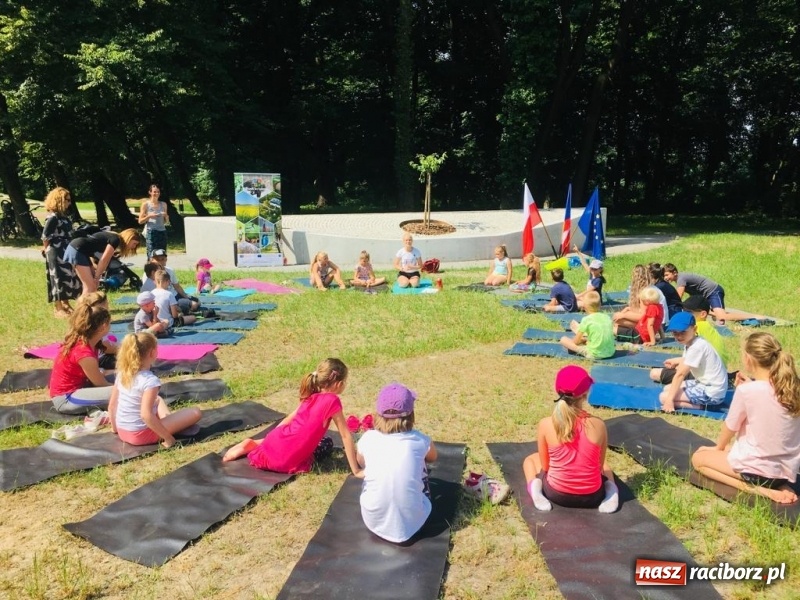 Zdjęcie w galerii na portalu naszraciborz.pl: Aktywni wśród przyrody. Zajęcia z jogi w tworkowskim parku zamkowym wiadomości z regionu