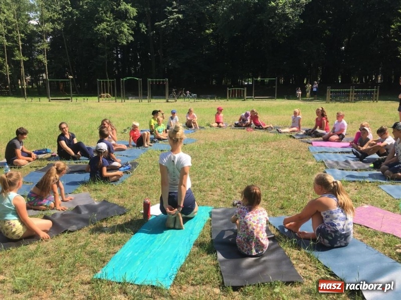 Zdjęcie w galerii na portalu naszraciborz.pl: Aktywni wśród przyrody. Zajęcia z jogi w tworkowskim parku zamkowym wiadomości z regionu