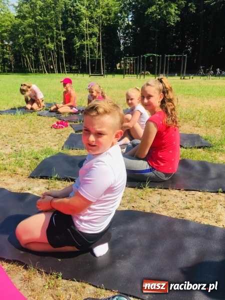 Zdjęcie w galerii na portalu naszraciborz.pl: Aktywni wśród przyrody. Zajęcia z jogi w tworkowskim parku zamkowym wiadomości z regionu