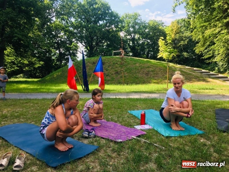 Zdjęcie w galerii na portalu naszraciborz.pl: Aktywni wśród przyrody. Zajęcia z jogi w tworkowskim parku zamkowym wiadomości z regionu