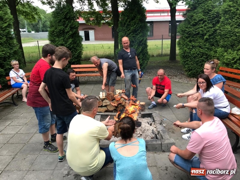 Zdjęcie w galerii na portalu naszraciborz.pl: Łamatorzy przy ognisku zakończyli sezon wiadomości z regionu