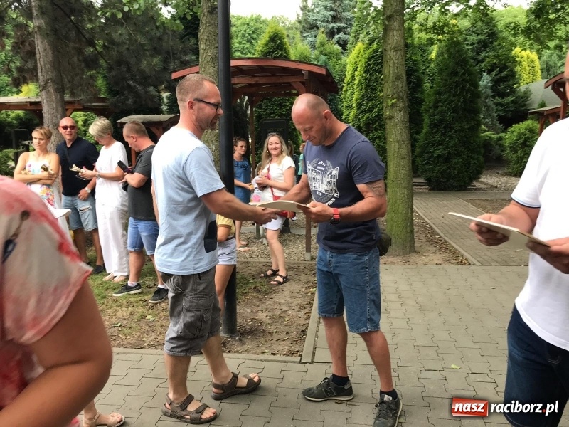 Zdjęcie w galerii na portalu naszraciborz.pl: Łamatorzy przy ognisku zakończyli sezon wiadomości z regionu