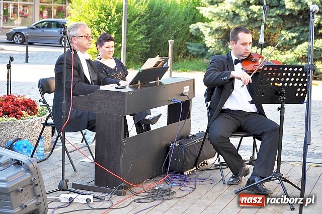 Zdjęcie w galerii na portalu naszraciborz.pl: Musicalowo i filmowo na Rynku wiadomości z regionu