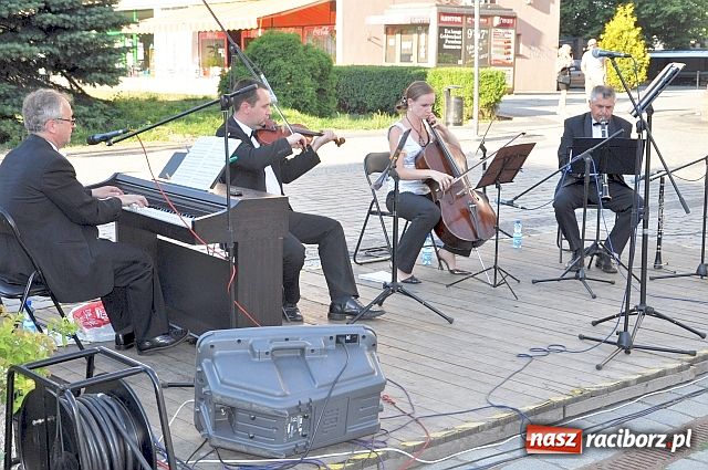 Zdjęcie w galerii na portalu naszraciborz.pl: Musicalowo i filmowo na Rynku wiadomości z regionu