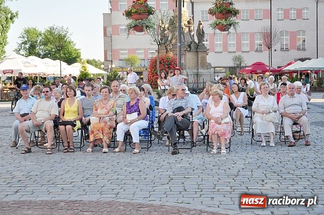 Zdjęcie w galerii na portalu naszraciborz.pl: Musicalowo i filmowo na Rynku wiadomości z regionu