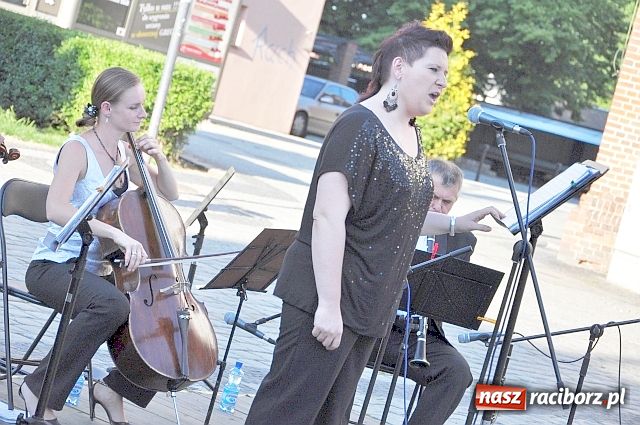 Zdjęcie w galerii na portalu naszraciborz.pl: Musicalowo i filmowo na Rynku wiadomości z regionu