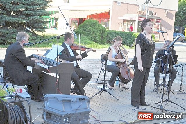 Zdjęcie w galerii na portalu naszraciborz.pl: Musicalowo i filmowo na Rynku wiadomości z regionu