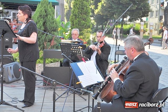 Zdjęcie w galerii na portalu naszraciborz.pl: Musicalowo i filmowo na Rynku wiadomości z regionu