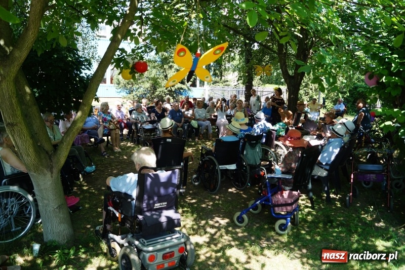 Zdjęcie w galerii na portalu naszraciborz.pl: Mieszkańcy Złotej Jesieni powitali lato wiadomości z regionu