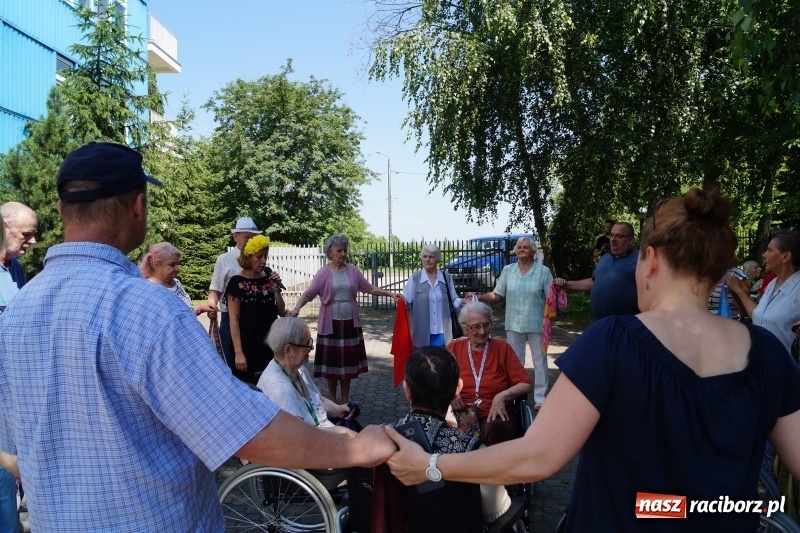 Zdjęcie w galerii na portalu naszraciborz.pl: Mieszkańcy Złotej Jesieni powitali lato wiadomości z regionu