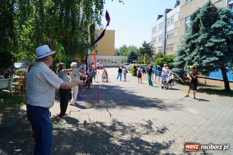 Zdjęcie w galerii na portalu naszraciborz.pl: Mieszkańcy Złotej Jesieni powitali lato wiadomości z regionu