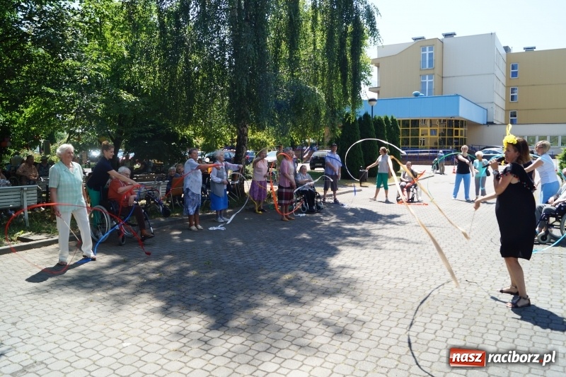 Zdjęcie w galerii na portalu naszraciborz.pl: Mieszkańcy Złotej Jesieni powitali lato wiadomości z regionu