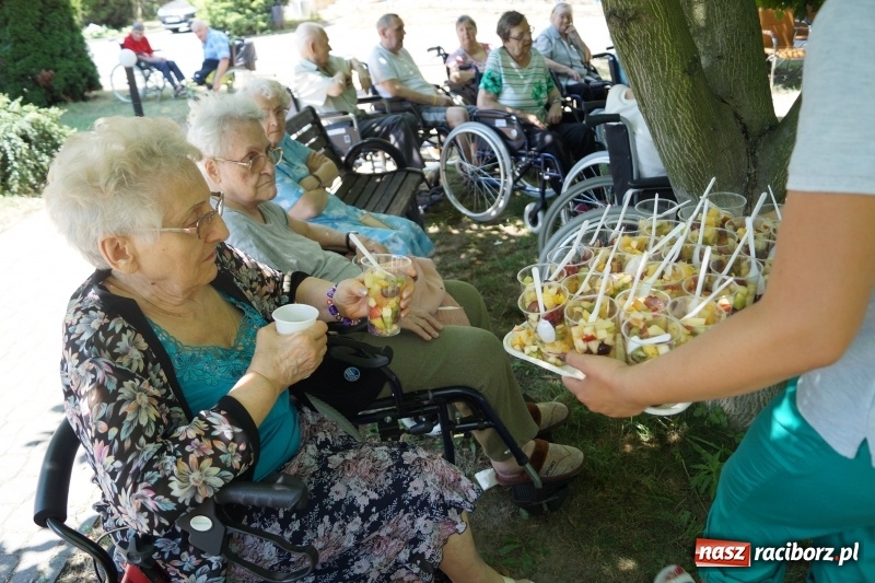 Zdjęcie w galerii na portalu naszraciborz.pl: Mieszkańcy Złotej Jesieni powitali lato wiadomości z regionu