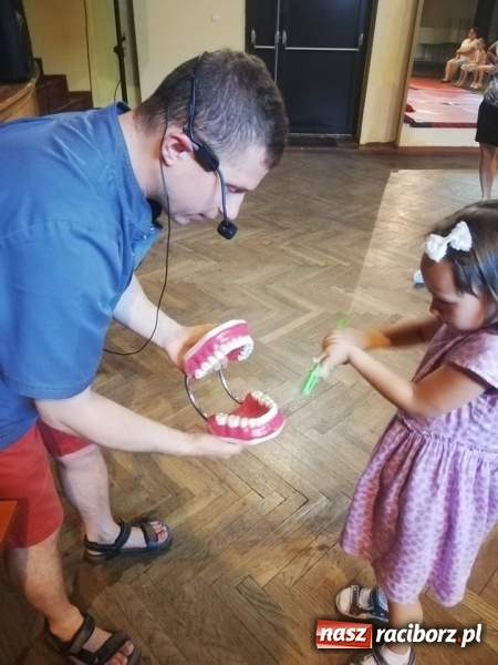 Zdjęcie w galerii na portalu naszraciborz.pl: Doktor Ząbek zawitał do Krzanowic wiadomości z regionu