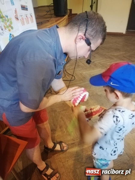 Zdjęcie w galerii na portalu naszraciborz.pl: Doktor Ząbek zawitał do Krzanowic wiadomości z regionu