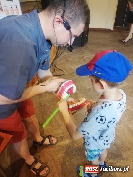 Zdjęcie w galerii na portalu naszraciborz.pl: Doktor Ząbek zawitał do Krzanowic wiadomości z regionu