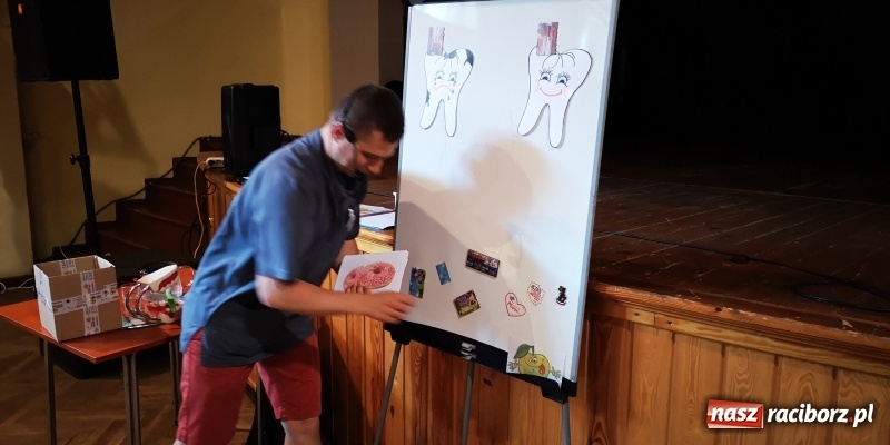 Zdjęcie w galerii na portalu naszraciborz.pl: Doktor Ząbek zawitał do Krzanowic wiadomości z regionu