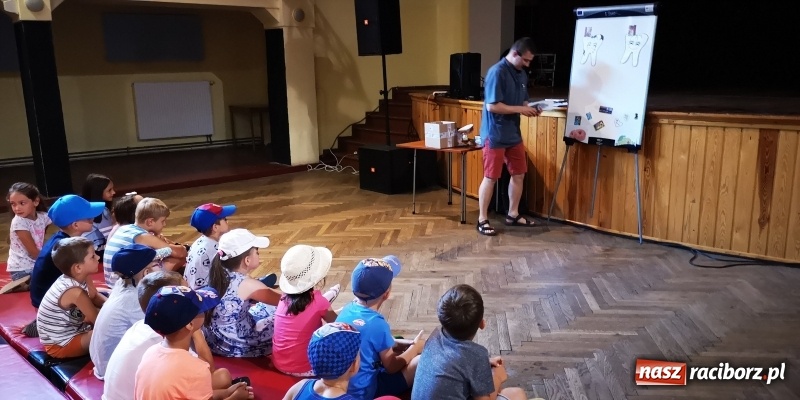 Zdjęcie w galerii na portalu naszraciborz.pl: Doktor Ząbek zawitał do Krzanowic wiadomości z regionu