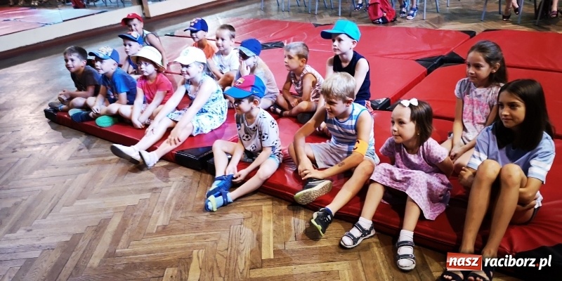 Zdjęcie w galerii na portalu naszraciborz.pl: Doktor Ząbek zawitał do Krzanowic wiadomości z regionu