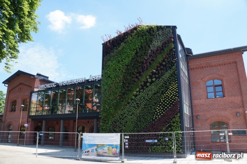 Zdjęcie w galerii na portalu naszraciborz.pl: Sąsiedzi poradzili sobie z dworcem [FOTO] wiadomości z regionu