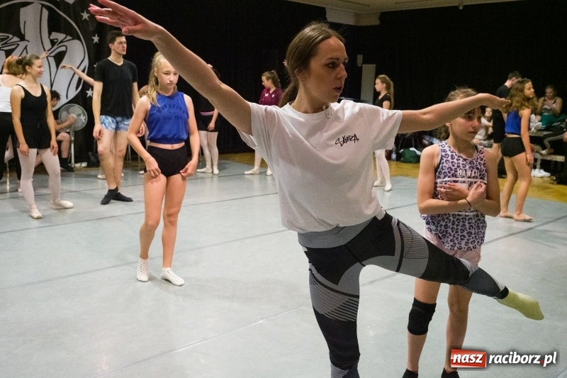 Zdjęcie w galerii na portalu naszraciborz.pl: Zaklęty łabędź. Tancerze z Polski i Czech zatańczą na stawie w parku Roth [FOTO] wiadomości z regionu