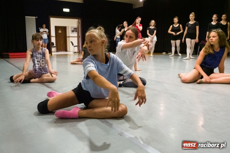 Zdjęcie w galerii na portalu naszraciborz.pl: Zaklęty łabędź. Tancerze z Polski i Czech zatańczą na stawie w parku Roth [FOTO] wiadomości z regionu