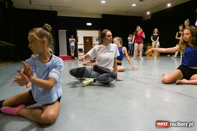 Zdjęcie w galerii na portalu naszraciborz.pl: Zaklęty łabędź. Tancerze z Polski i Czech zatańczą na stawie w parku Roth [FOTO] wiadomości z regionu