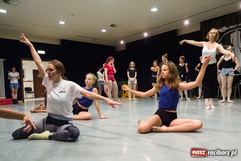 Zdjęcie w galerii na portalu naszraciborz.pl: Zaklęty łabędź. Tancerze z Polski i Czech zatańczą na stawie w parku Roth [FOTO] wiadomości z regionu