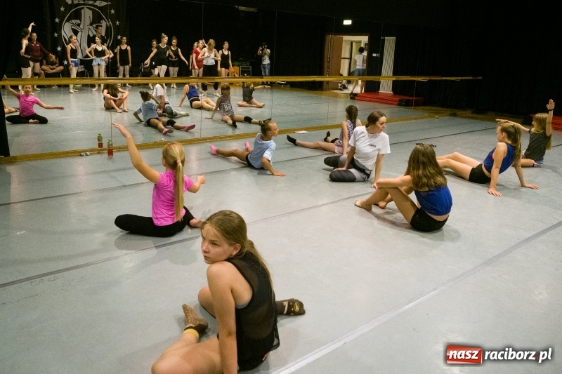 Zdjęcie w galerii na portalu naszraciborz.pl: Zaklęty łabędź. Tancerze z Polski i Czech zatańczą na stawie w parku Roth [FOTO] wiadomości z regionu