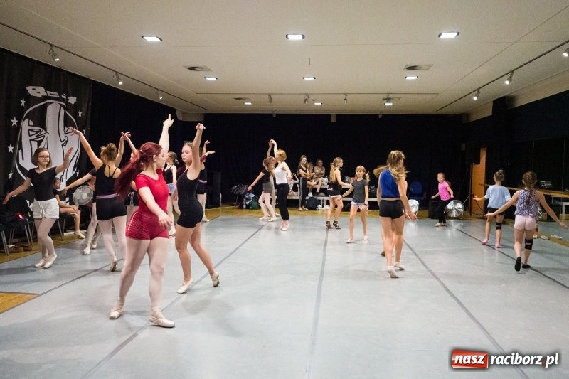 Zdjęcie w galerii na portalu naszraciborz.pl: Zaklęty łabędź. Tancerze z Polski i Czech zatańczą na stawie w parku Roth [FOTO] wiadomości z regionu