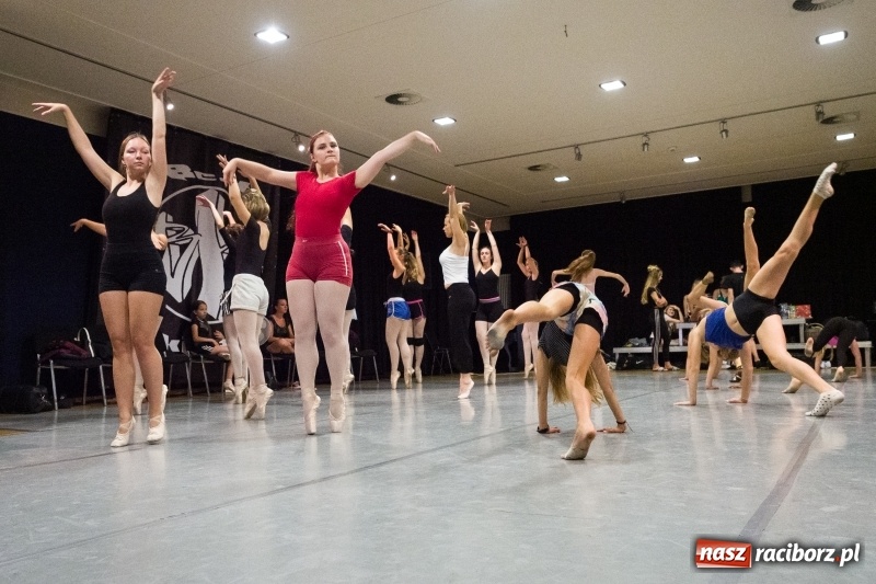 Zdjęcie w galerii na portalu naszraciborz.pl: Zaklęty łabędź. Tancerze z Polski i Czech zatańczą na stawie w parku Roth [FOTO] wiadomości z regionu