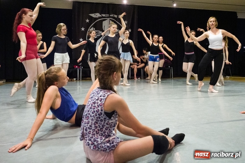 Zdjęcie w galerii na portalu naszraciborz.pl: Zaklęty łabędź. Tancerze z Polski i Czech zatańczą na stawie w parku Roth [FOTO] wiadomości z regionu
