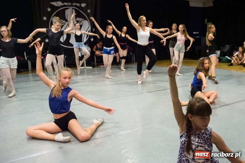 Zdjęcie w galerii na portalu naszraciborz.pl: Zaklęty łabędź. Tancerze z Polski i Czech zatańczą na stawie w parku Roth [FOTO] wiadomości z regionu